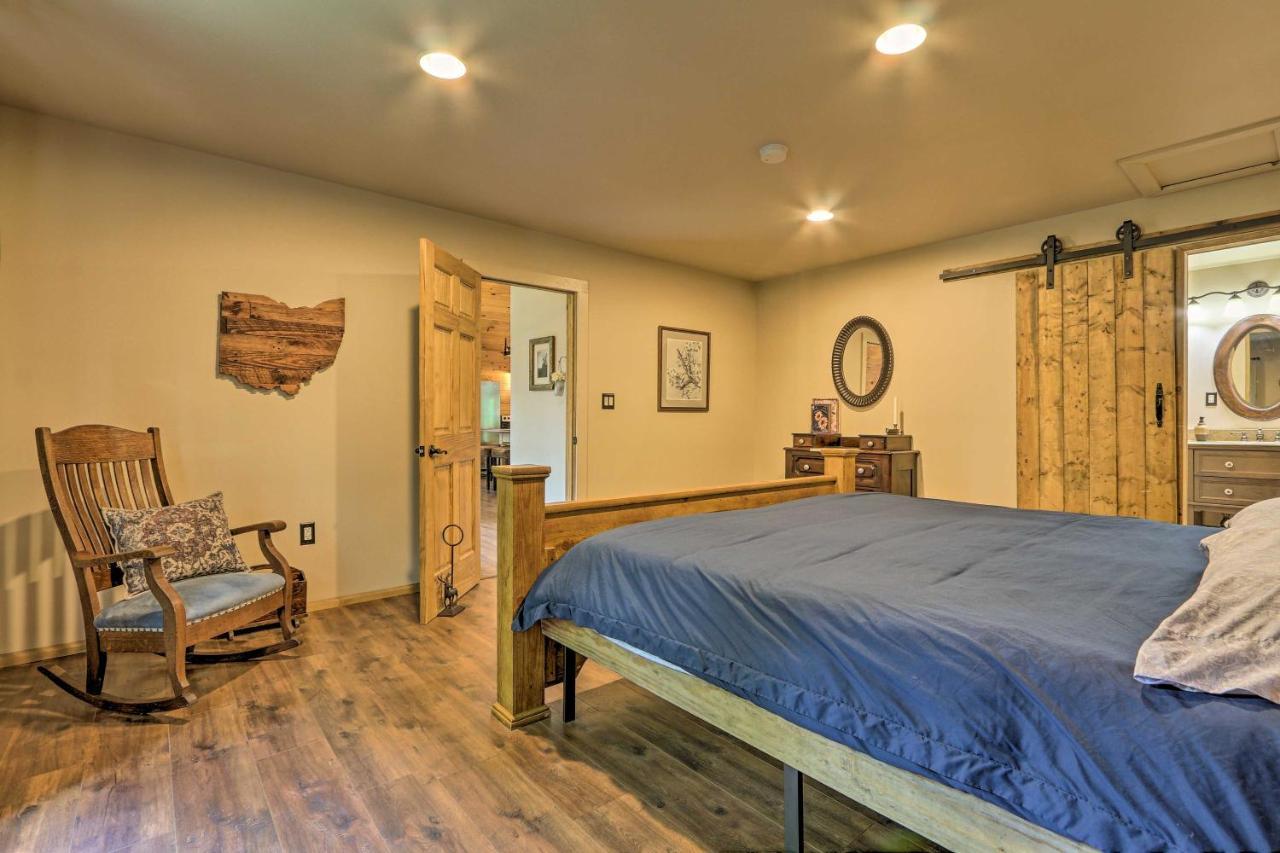 Butler Cabin On 19 Acres With Hot Tub And Fire Pit! ภายนอก รูปภาพ